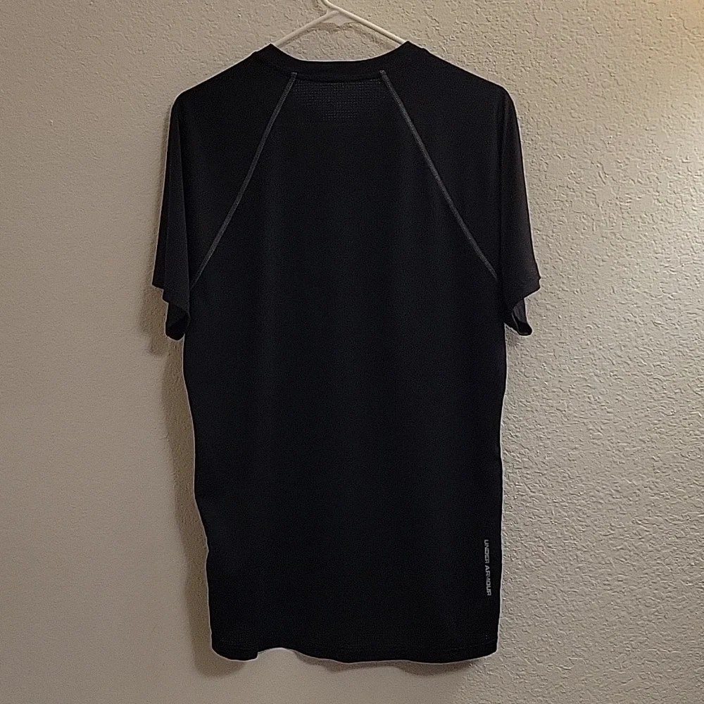 Under Armour Run Short Sleeve - Black - Large - Picture 11 of 15